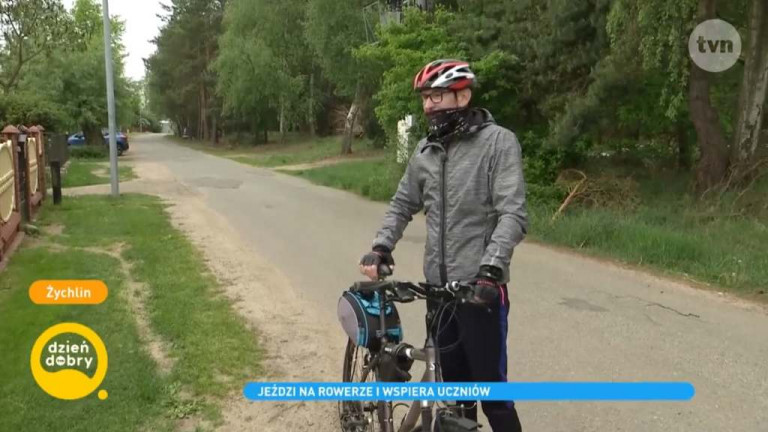 Nauczyciel z pasją dociera do swoich uczniów na rowerze