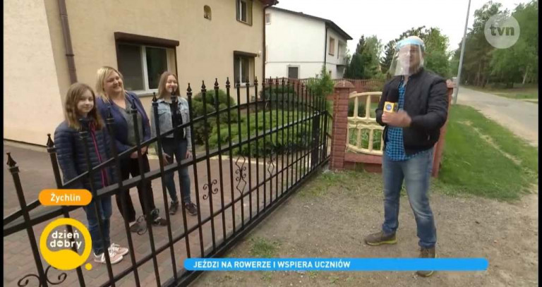 Nauczyciel z pasją dociera do swoich uczniów na rowerze