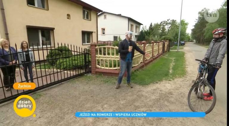 Nauczyciel z pasją dociera do swoich uczniów na rowerze