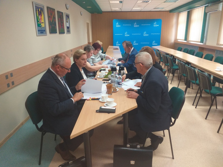 Pięknieją wsie powiatu konińskiego. Podpisali umowy na dotacje od Marszałka