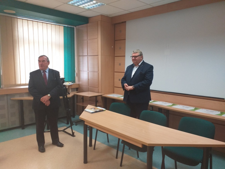 Pięknieją wsie powiatu konińskiego. Podpisali umowy na dotacje od Marszałka