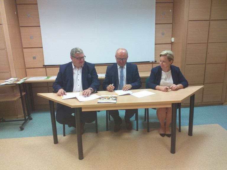 Pięknieją wsie powiatu konińskiego. Podpisali umowy na dotacje od Marszałka