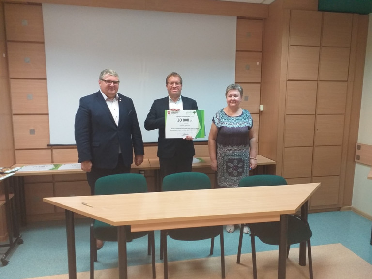 Pięknieją wsie powiatu konińskiego. Podpisali umowy na dotacje od Marszałka