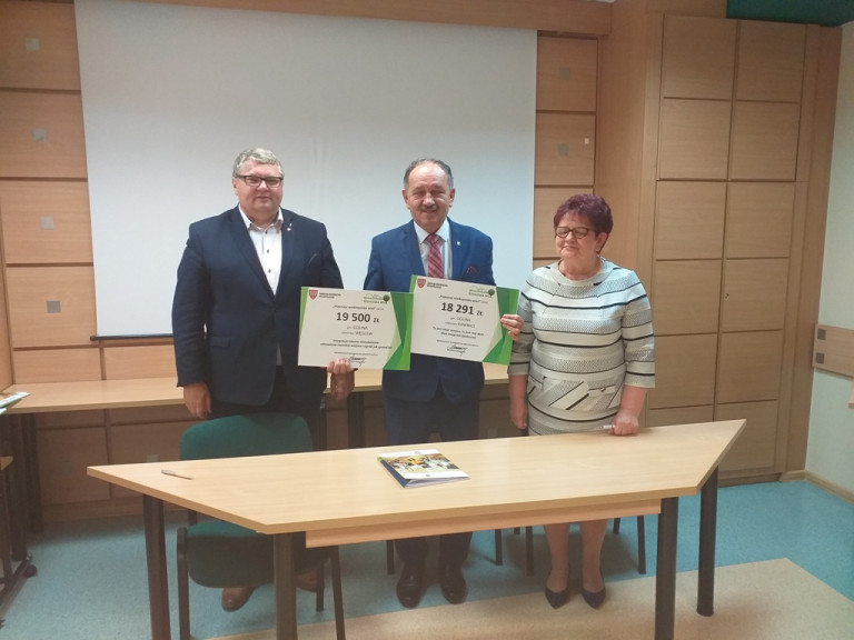 Pięknieją wsie powiatu konińskiego. Podpisali umowy na dotacje od Marszałka