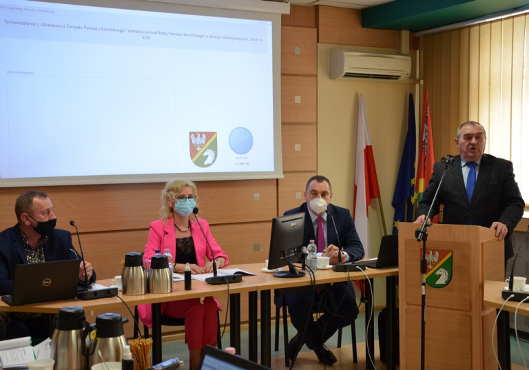 Z XXIII sesji Rady Powiatu Konińskiego - Starosta przemawiający z mównicy