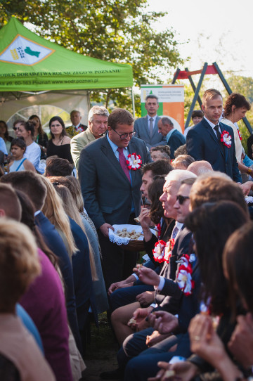 Dożynki 2021 - Wójt Gminy Skulsk Andrzej Operacz dzieli chlebem wśród gości