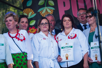 Dożynki 2021 - przedstawicielki sołectw nagrodzonych w konkursie na Najpiękniejszy Wieniec