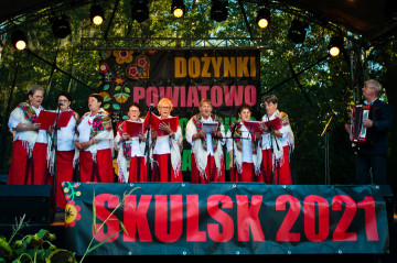 Dożynki 2021 - zespół Złota Jesień na scenie w Skulsku
