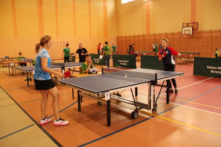XXIII Regionalne Zawody Radnych w Tenisie Stołowym, zawodniczki przy stołach