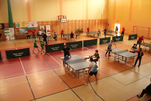 XXIII Regionalne Zawody Radnych w Tenisie Stołowym, zawodnicy przy stołach