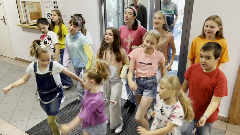 Wyśpiewali życzenia dla mam pracujących w starostwie