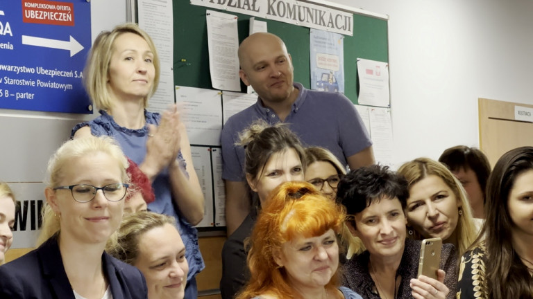 Wyśpiewali życzenia dla mam pracujących w starostwie