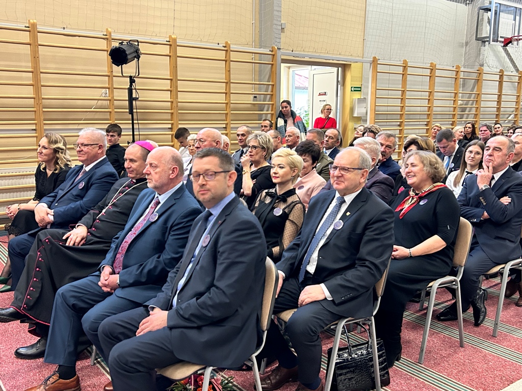 Uroczystość nadania sztandaru ZSOT w Kleczewie