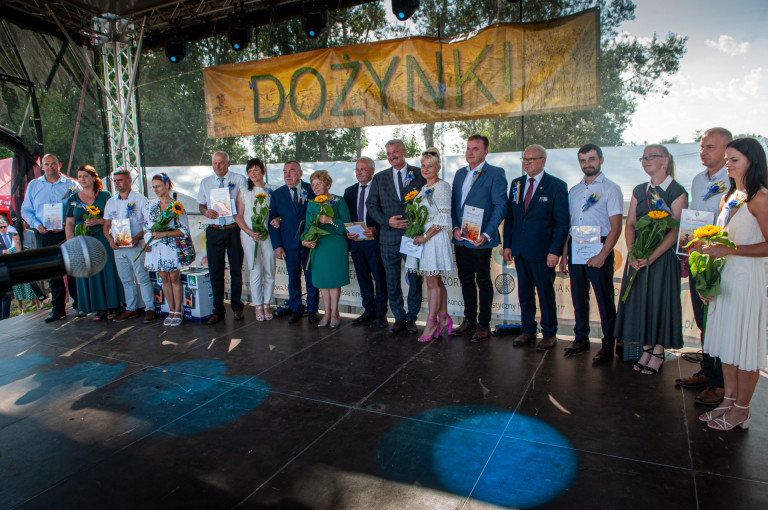 Na scenie stoją wyróżnieni goście rolnicy oraz gospodarze uroczystości.