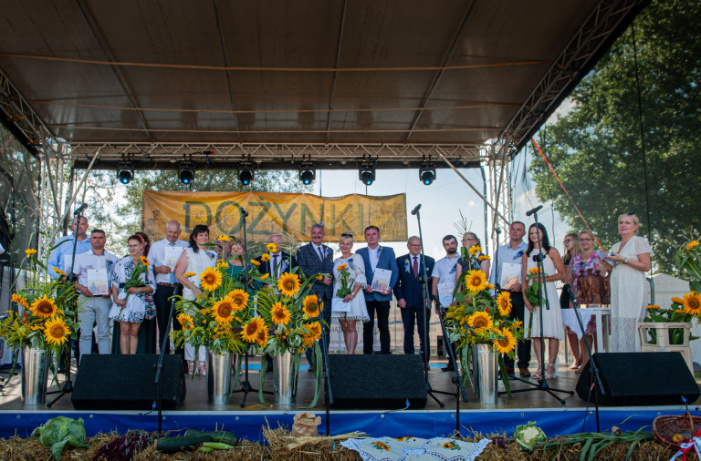 Na scenie stoją wyróżnieni goście rolnicy oraz gospodarze uroczystości.