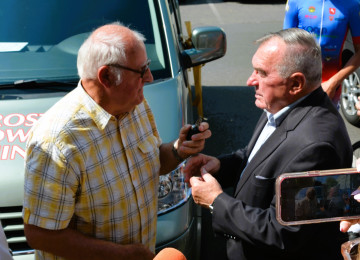 Starosta wręcza mężczyźnie klucz do busa.
