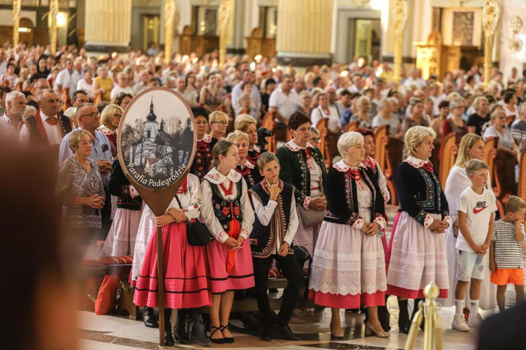 Uczestnicy zjazdu stoją w sanktuarium.
