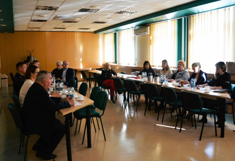 W sali siedzą uczestnicy spotkania.