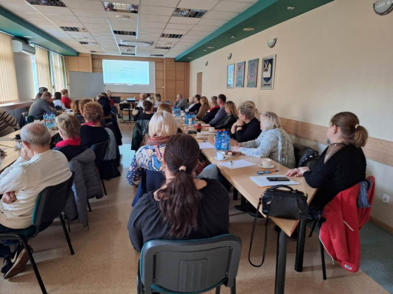 Kilkadziesiąt osób ogląda prezentację multimedialną.