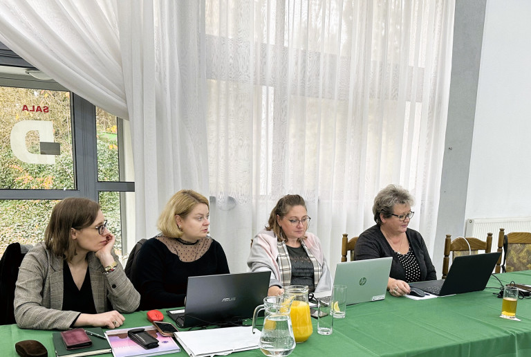 Cztery uczestniczki szkolenia siedzą przed laptopami.