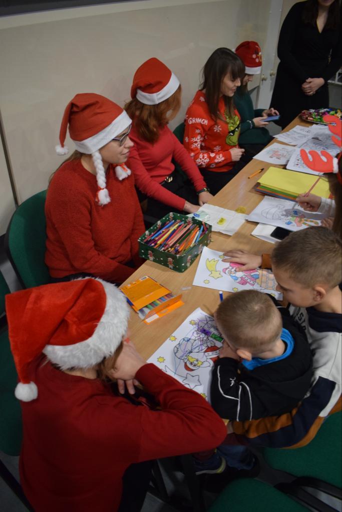 Integracja, prezenty i wata cukrowa, czyli spotkanie mikołajkowe rodzin zastępczych z powiatu