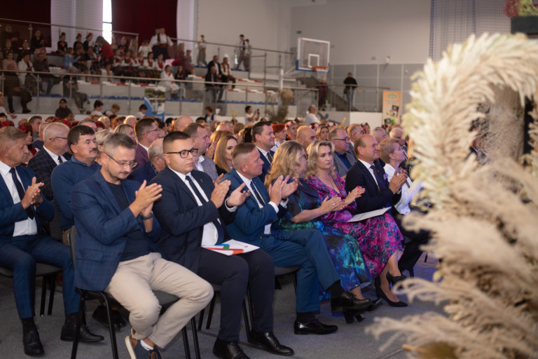 Liczna widownia klaszcze.