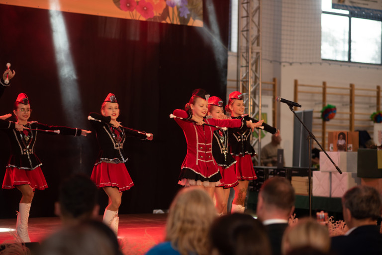Grupa mażoretek występuje na scenie.