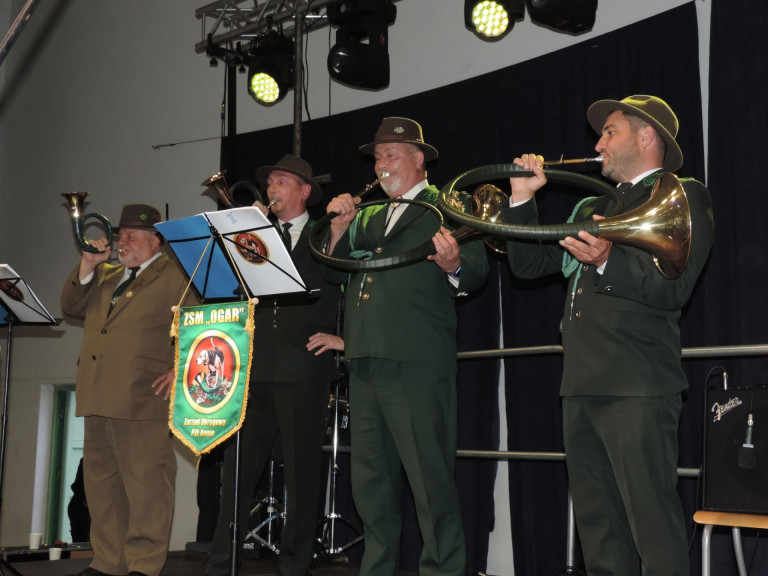 Grupa ludzi w mundurach gra na instrumentach dętych.