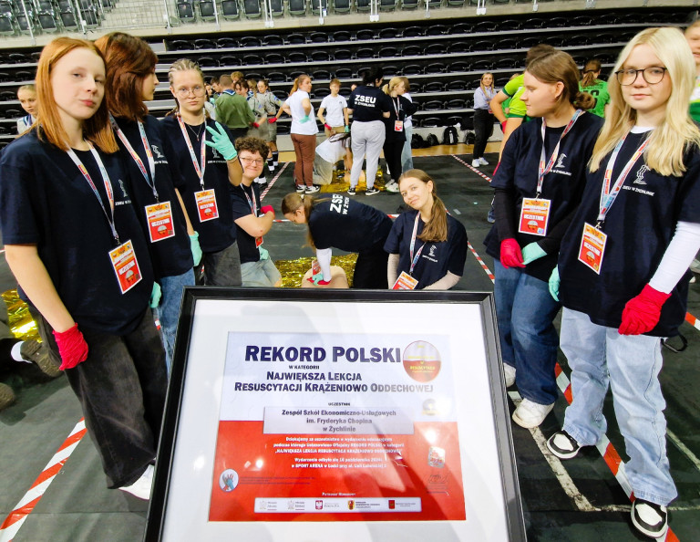 Grupa ludzi. Przed nimi dyplom rekordu Polski.