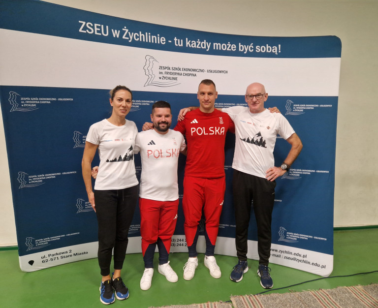 Kobieta i trzech mężczyzn tle plakatu ZSEU Żychlin.