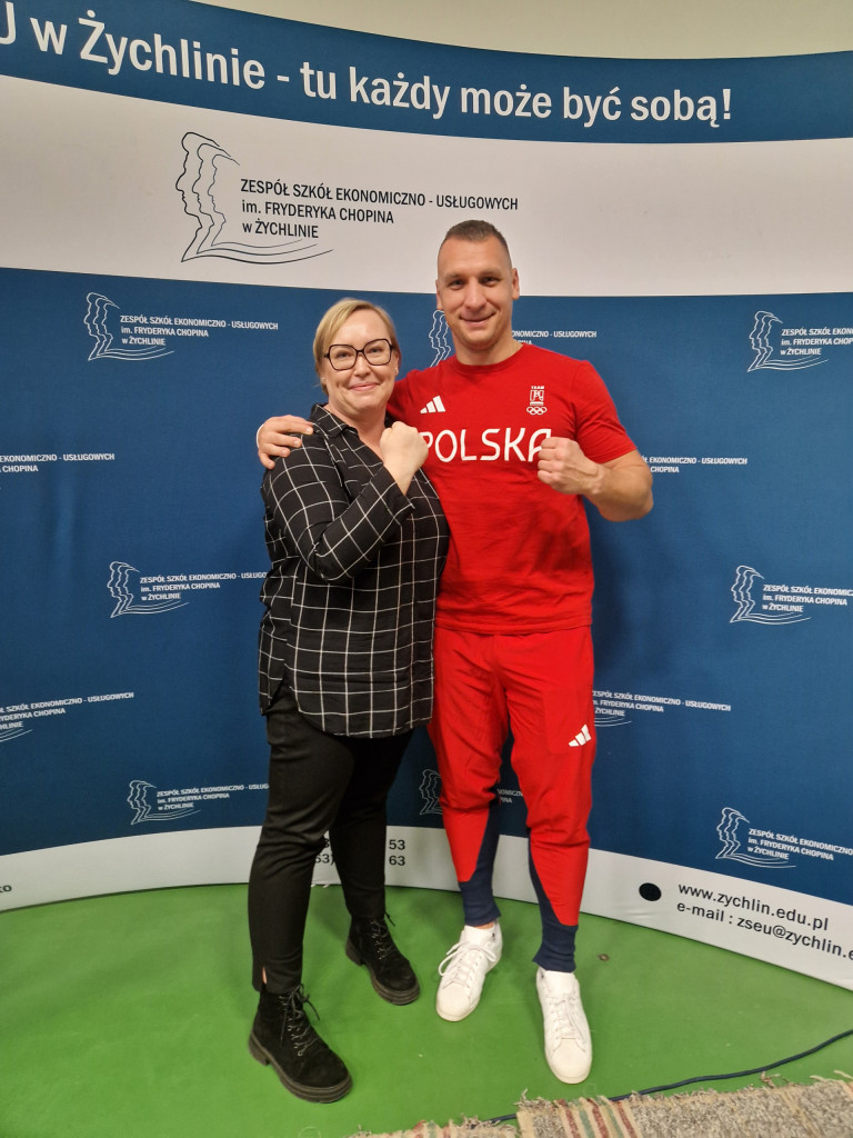 Kobieta w czarnej koszuli i mężczyzna w czerwonym stroju sportowym.