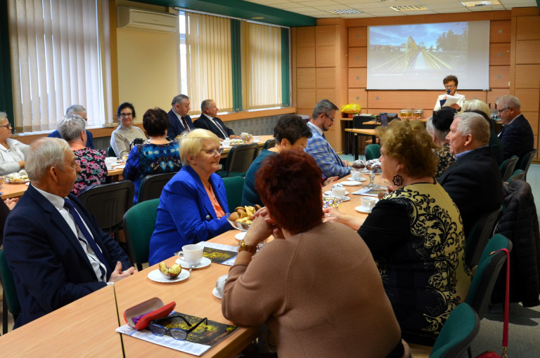 Ludzie siedzący w sali konferencyjnej.