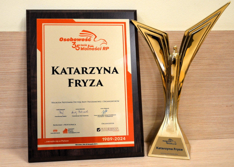 Złota statuetka oraz nagroda imienna.