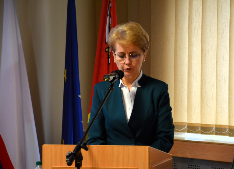 Kobieta przemawia na mównicy.