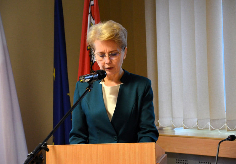 Kobieta przemawia na mównicy.