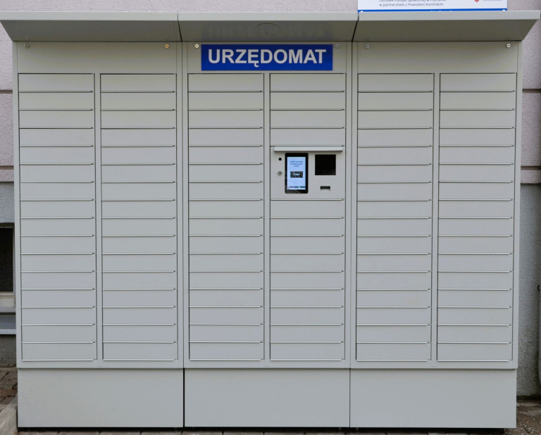 Biały urzędomat z wieloma skrytkami.