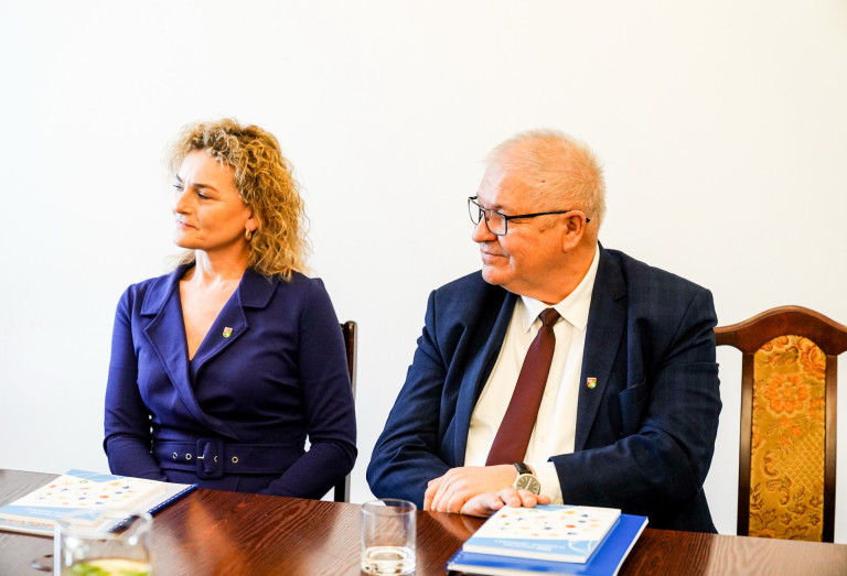 Mężczyzna i kobieta siedzą przy stole.