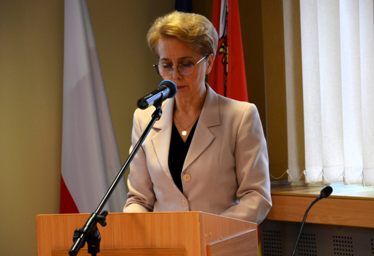 Kobieta przemawia na mównicy.