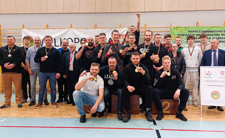 Zdjęcie grupowe. Grupa mężczyzn, każdy z nich ma medal na szyi.