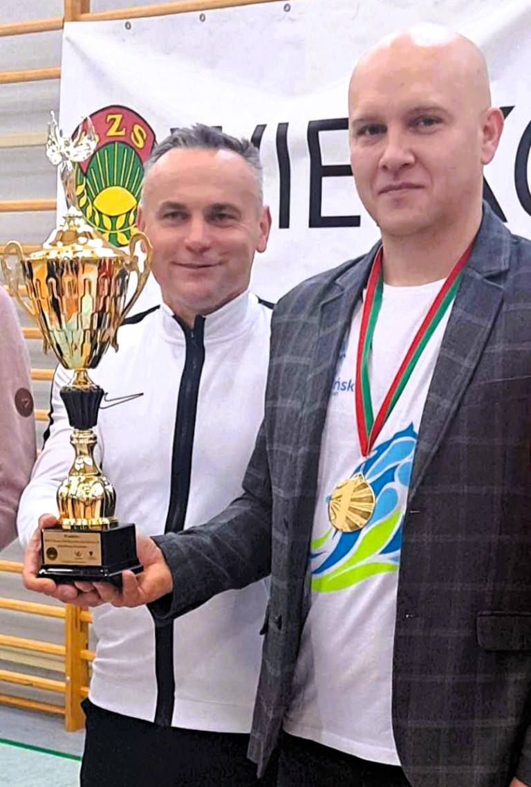 Dwóch mężczyzn trzyma puchar.