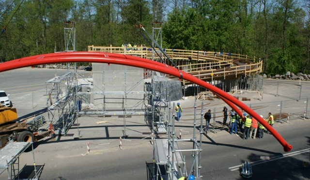 Rozpoczął się montaż metalowej konstrukcji kładki w Grąblinie