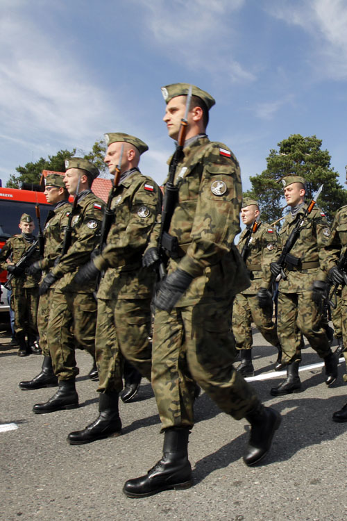 Przemarsz kompanii honorowej z 33.Bazy Lotnictwa Transportowego z Poznania