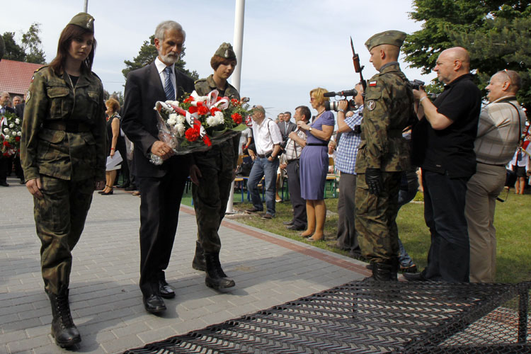 Złożenie wiązanki przez Ireneusza Niewiarowskiego Senatora RP