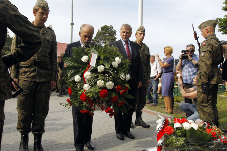 Złożenie wiązanki przez Piotra Florka Wojewodę Wielkopolskiego