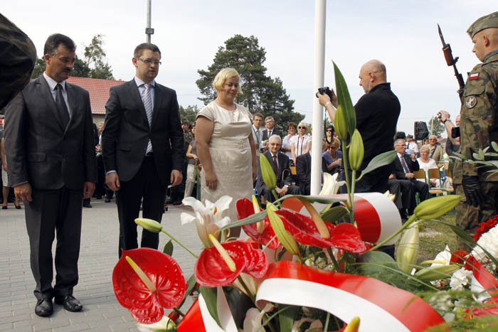 Złożenie kwiatów pod pomnikiem upamięniającym powstańców styczniowych w Ignacewie