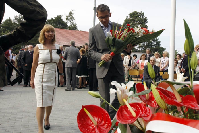 Złożenie kwiatów pod pomnikiem upamięniającym powstańców styczniowych w Ignacewie