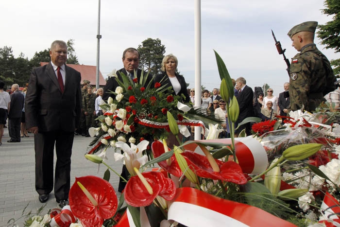 Złożenie kwiatów pod pomnikiem upamięniającym powstańców styczniowych w Ignacewie