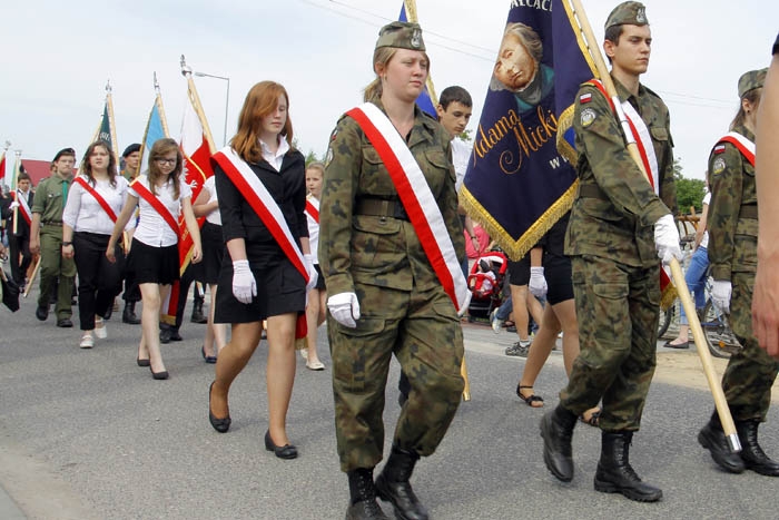 Przemarsz pocztów sztandarowych – uroczystości rocznicowe w Ignacewie
