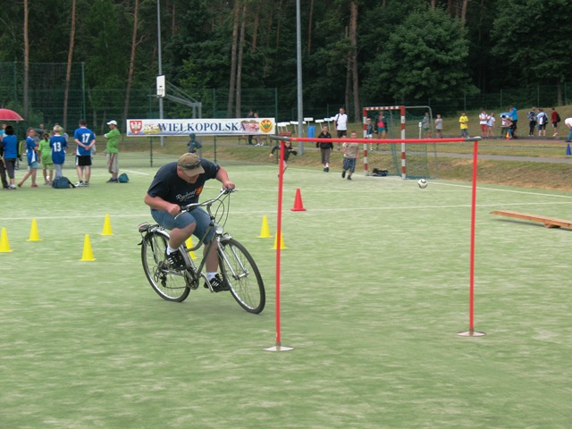 Konkurencje rodzinne - rowerowy tor przeszkód