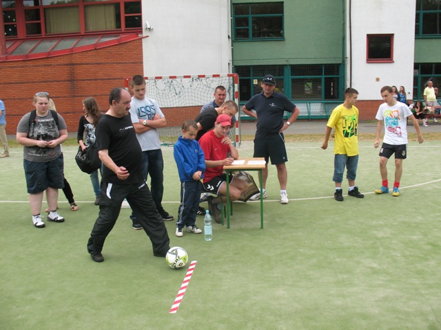 Strzały piłką nożną na bramkę unihoka